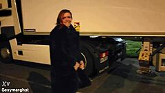 je drague et baise avec un routier sur un parking au bord dune autoroute