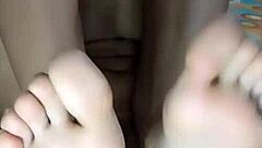 arielsweet- feet and squirt chica hermosa se masturba con pies al aire