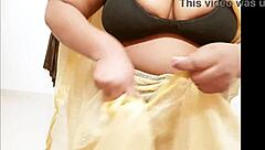 sexy indian aunty in saree