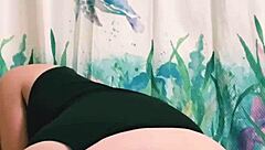 hey, wanna see this milf playing with her asshole and squirting?