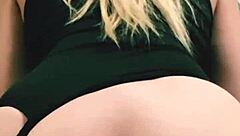 hey, wanna see this milf playing with her asshole and squirting?