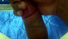 una rica masturbada en solitario con placer intenso