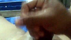 una rica masturbada en solitario con placer intenso