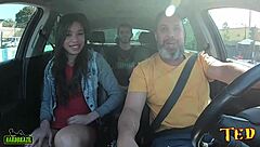 Casal swinger entra no carro e faz a festa na carona do ted 112