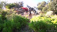 बस्टी ब्लॉन्ड रनअवे टाइट बॉन्डेज में फक होती है!