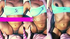 La apretada falda que llevaba la estudiante hacia que todos los hombres en la fiesta la miraran con deseo