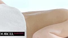 does the masseur know how to lick beautiful penelope?