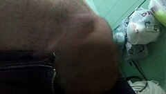 bronha de calça jeans shows off her ass