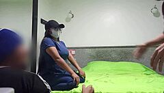 Marido cornudo me trajo a su esposa al hotel y me la follé como una puta delante de sus ojos