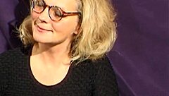 La Mami Caliente Folla Amigos con Coño Peludo