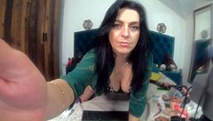 Latina slut feels emotional playing with herself on live stream, shaking huge ass.