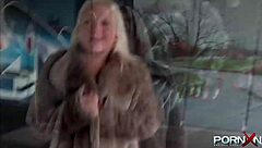 British blonde flashing in public, pissing outdoors 😏