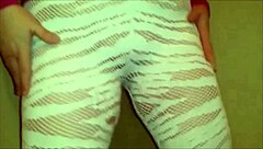 शीला, उम, नाचते हुए अपने ह्यूज टिट्स दिखा रही... ओह!