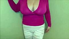 शीला, उम, नाचते हुए अपने ह्यूज टिट्स दिखा रही... ओह!