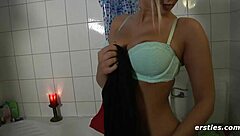 Hot teen masturbates in bath