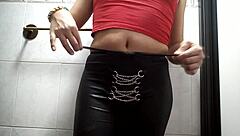 Chica tranny metiéndose los dedos en el ano.