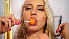 Sussy Cipriani's sensual solo show with her favorite candy