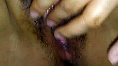 Cachondita en cuarentena se masturba hasta el orgasmo