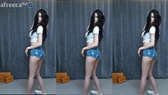 Korean Babe's Sexy Magic Phone Dance Stuns!