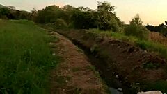 safada pequena emo submissa fode com pau negro gigante na colina