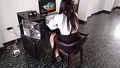 le ayudo a mi vecina con unos dibujos y a cambio ella me deja correrme en su ropa interior y follarla en la computadora casi nos descubren