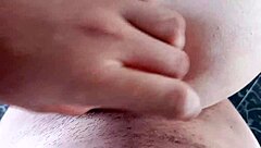 le ayudo a mi vecina con unos dibujos y a cambio ella me deja correrme en su ropa interior y follarla en la computadora casi nos descubren