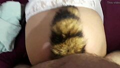 Fodendo a Novinha Submissa com Plug Anal no Cuzinho Apertado