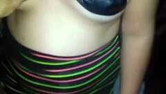 mi novia con bikini y pollera le meto le dedo en la concha cuando todos salen