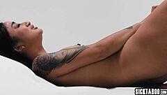 avery black feels so good masturbating