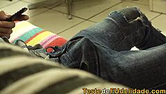 sobrinha espiando tio punheteiro enquanto ele se masturba