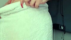 loira vagabunda se exibe de toalha na janela