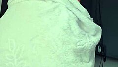 loira vagabunda se exibe de toalha na janela