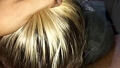 rubia recibe toda la leche en la cara