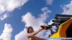 Amateur with big ass gets spooned by tattooed boyfriend outdoors