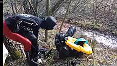 Mud trichtern in latex outdoor fetish scene 😈