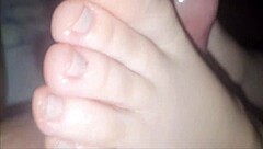 a puta me faz um grande boquete e depois gozo muito esperma nos seus lindos pés