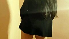 Gostosa Fazendo Strip Tease com Roupas Rasgadas