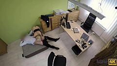 Loan4k Chica Con Curvas Se Bajó Mientras Pedía Un Préstamo Para Su Negocio