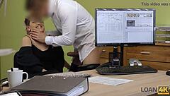 Loan4k Chica Con Curvas Se Bajó Mientras Pedía Un Préstamo Para Su Negocio