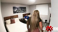 Estoy en Mi Recamara y Mi Tia Me Espia Haciendome Una Paja