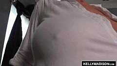 केली मैडिसन बाथटब में गीली सोलो मुठ