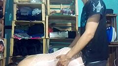 se pone un vestido de red blanco y cogemos de perrito