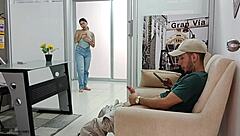 encuentro hijastro masturbándose y le ayudo con ganas