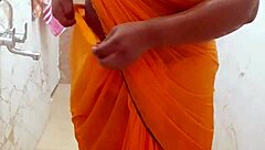 Indian Girl Shows Big Boobs in Saree