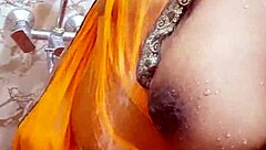 Indian Girl Shows Big Boobs in Saree