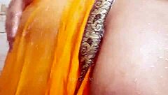 Indian Girl Shows Big Boobs in Saree