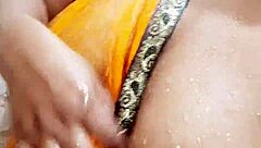 Indian Girl Shows Big Boobs in Saree