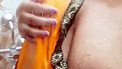 Indian Girl Shows Big Boobs in Saree