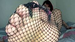 duas safadas mostrando as habilidades com os pés