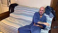 Me masturbo vendo minha enteada usar o banheiro, amateur fetish